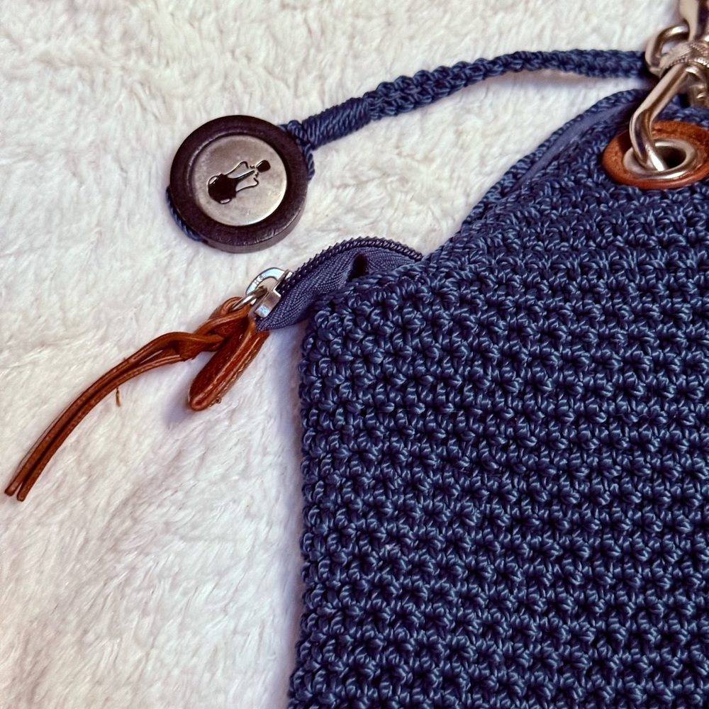 Vtg The Sak Handwoven Navy Blue Crochet Tote Bag with Leather Straps - Picture 7 of 13